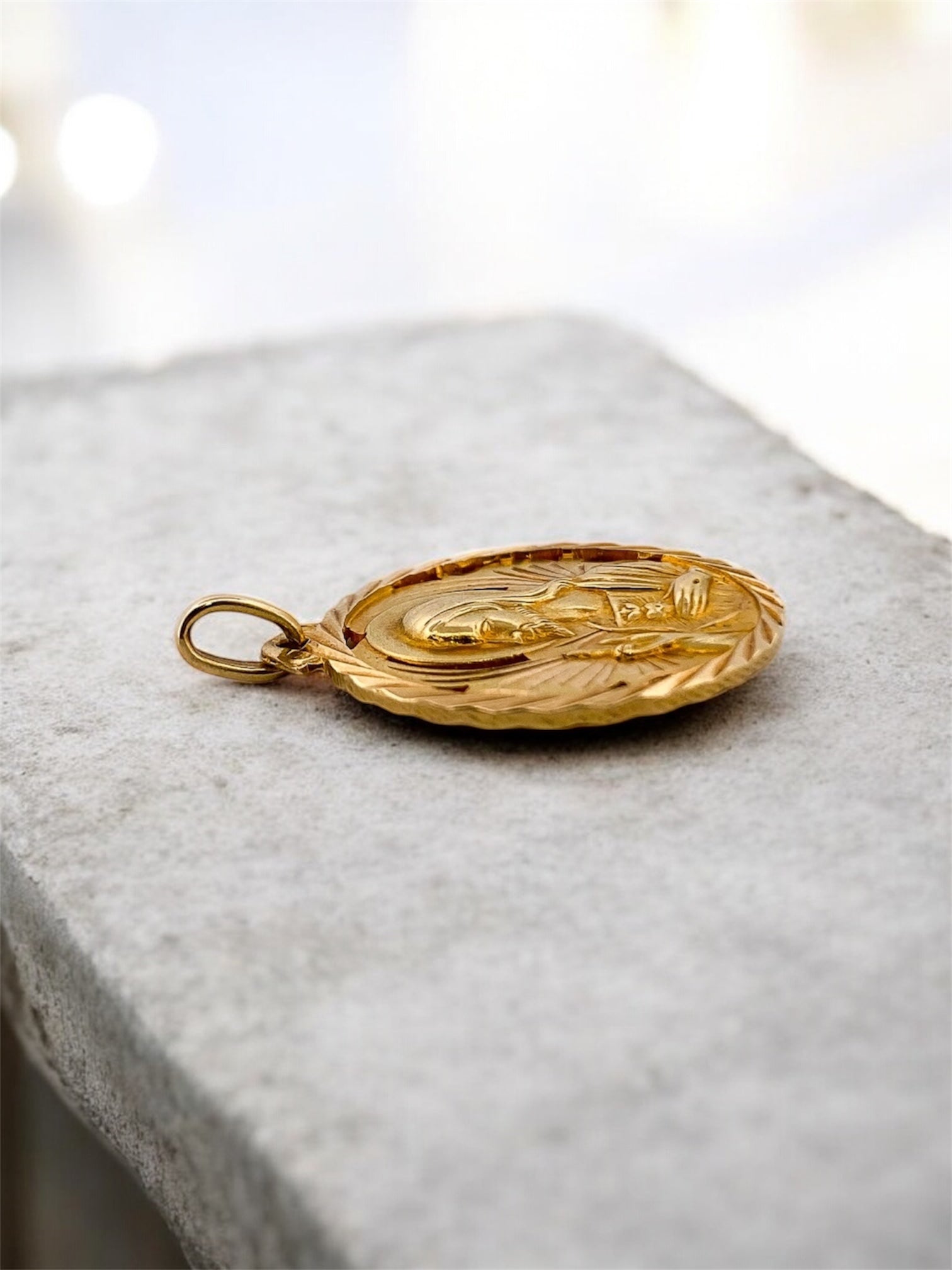 Colgante medalla realizado en oro amarillo de 18kt con grabado de el corazón de Jesús y escapulario de la virgen de las angustias. Joyas religiosas de oro al mejor precio.