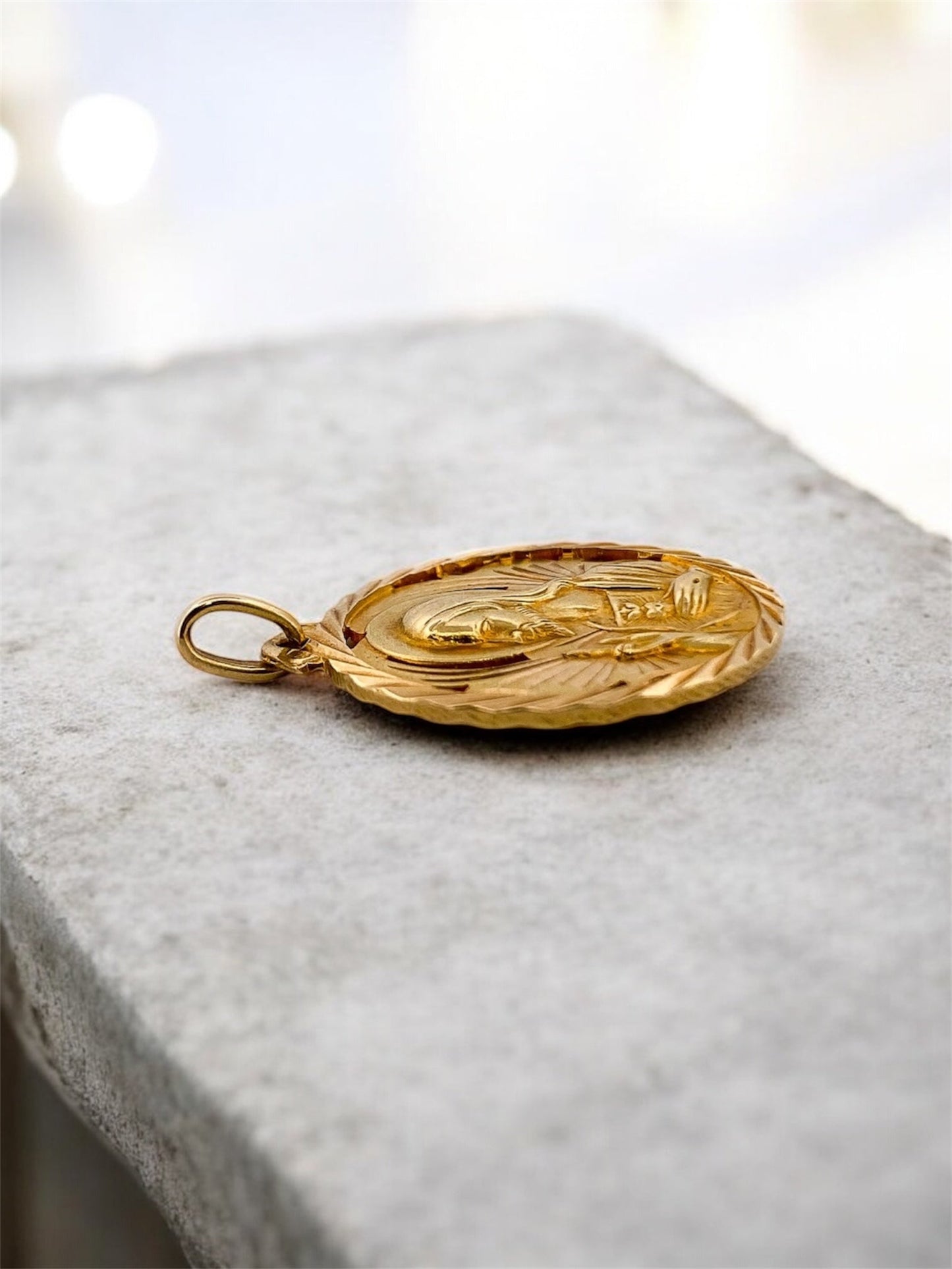 Colgante medalla realizado en oro amarillo de 18kt con grabado de el corazón de Jesús y escapulario de la virgen de las angustias. Joyas religiosas de oro al mejor precio.