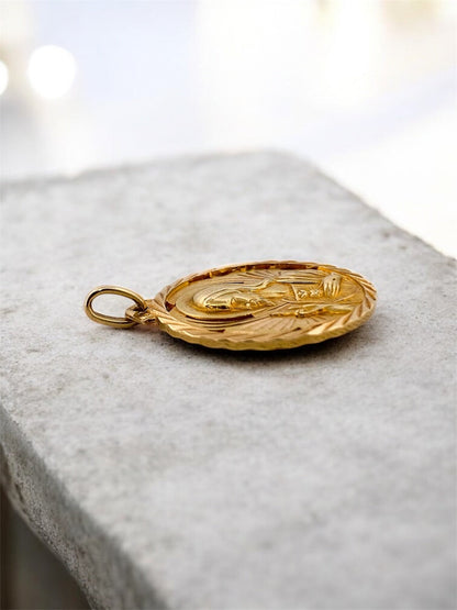 Colgante medalla realizado en oro amarillo de 18kt con grabado de el corazón de Jesús y escapulario de la virgen de las angustias. Joyas religiosas de oro al mejor precio.