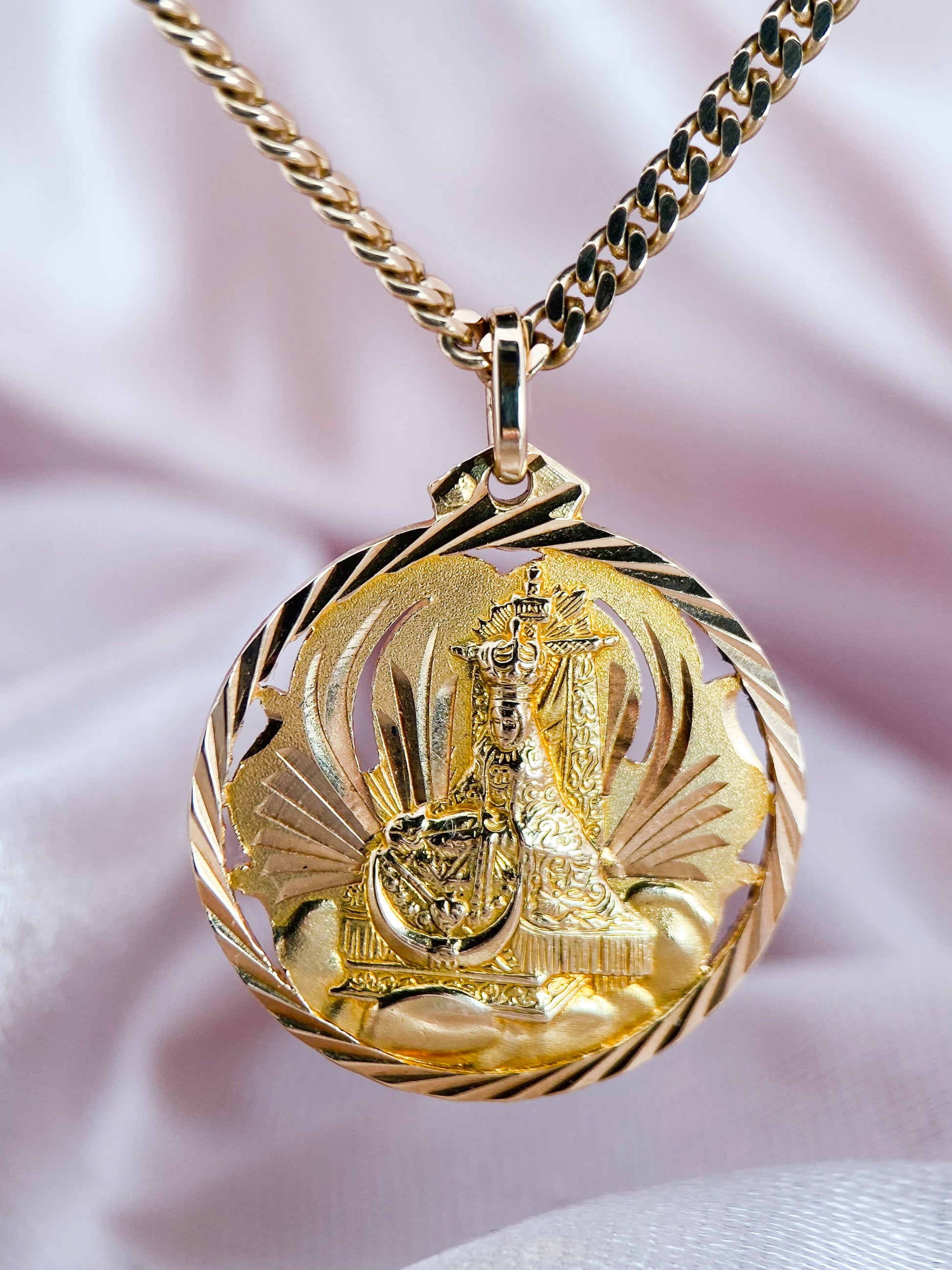 Colgante medalla realizado en oro amarillo de 18kt con grabado de el corazón de Jesús y escapulario de la virgen de las angustias. Joyas religiosas de oro al mejor precio.