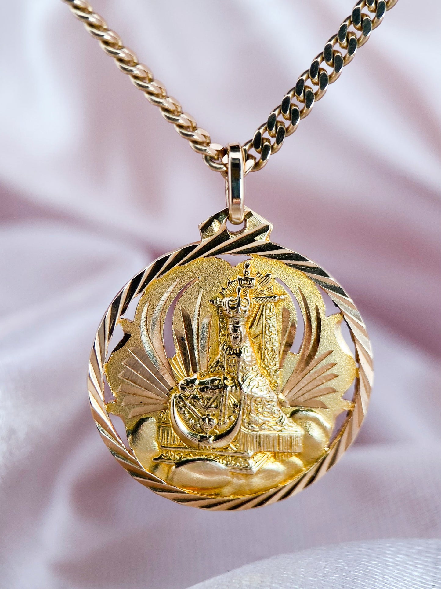 Colgante medalla realizado en oro amarillo de 18kt con grabado de el corazón de Jesús y escapulario de la virgen de las angustias. Joyas religiosas de oro al mejor precio.