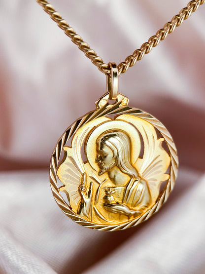 Colgante medalla realizado en oro amarillo de 18kt con grabado de el corazón de Jesús y escapulario de la virgen de las angustias. Joyas religiosas de oro al mejor precio.