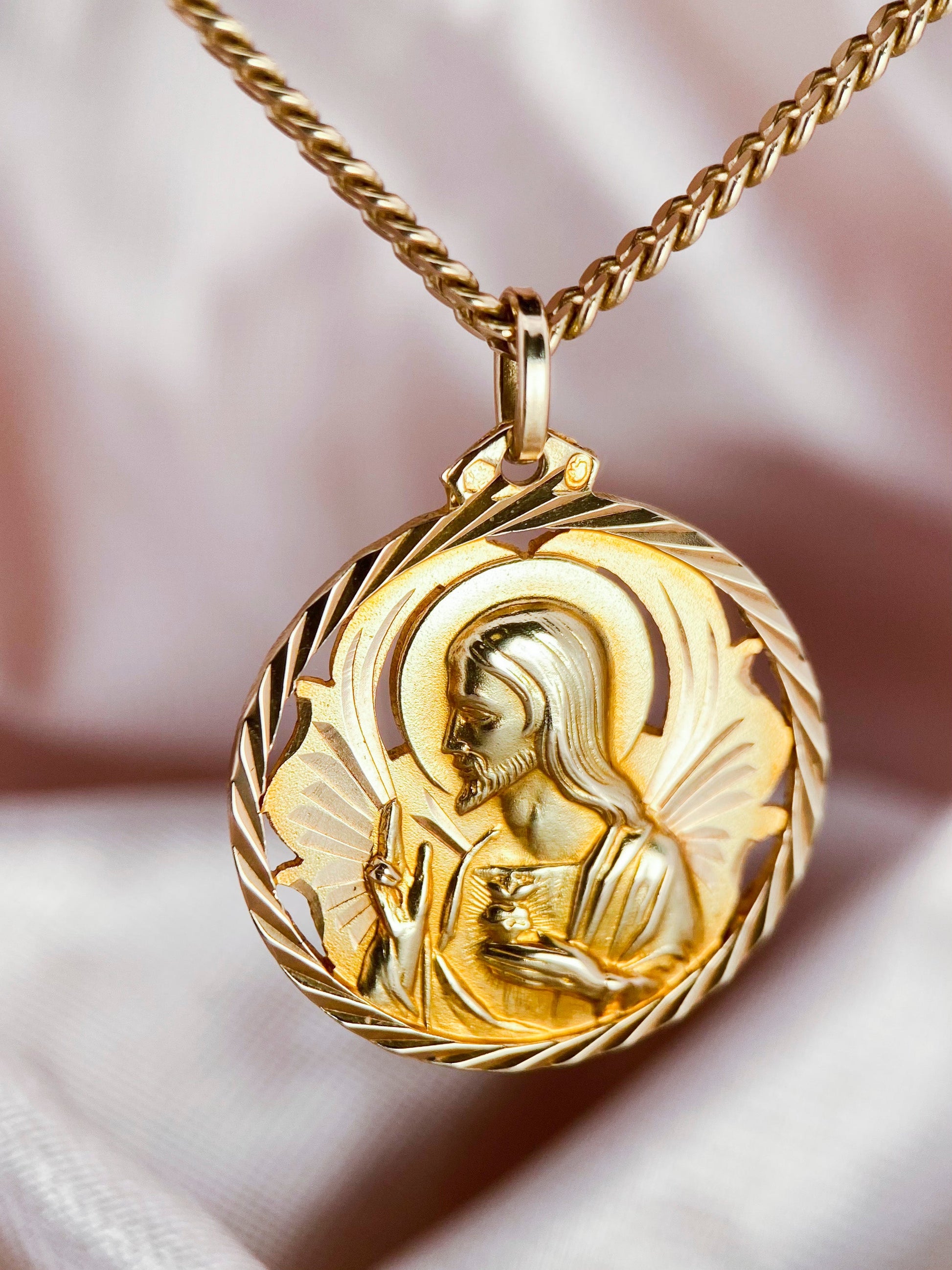 Colgante medalla realizado en oro amarillo de 18kt con grabado de el corazón de Jesús y escapulario de la virgen de las angustias. Joyas religiosas de oro al mejor precio.