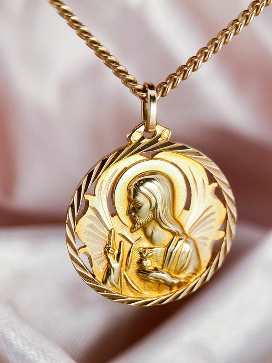Colgante medalla realizado en oro amarillo de 18kt con grabado de el corazón de Jesús y escapulario de la virgen de las angustias. Joyas religiosas de oro al mejor precio.