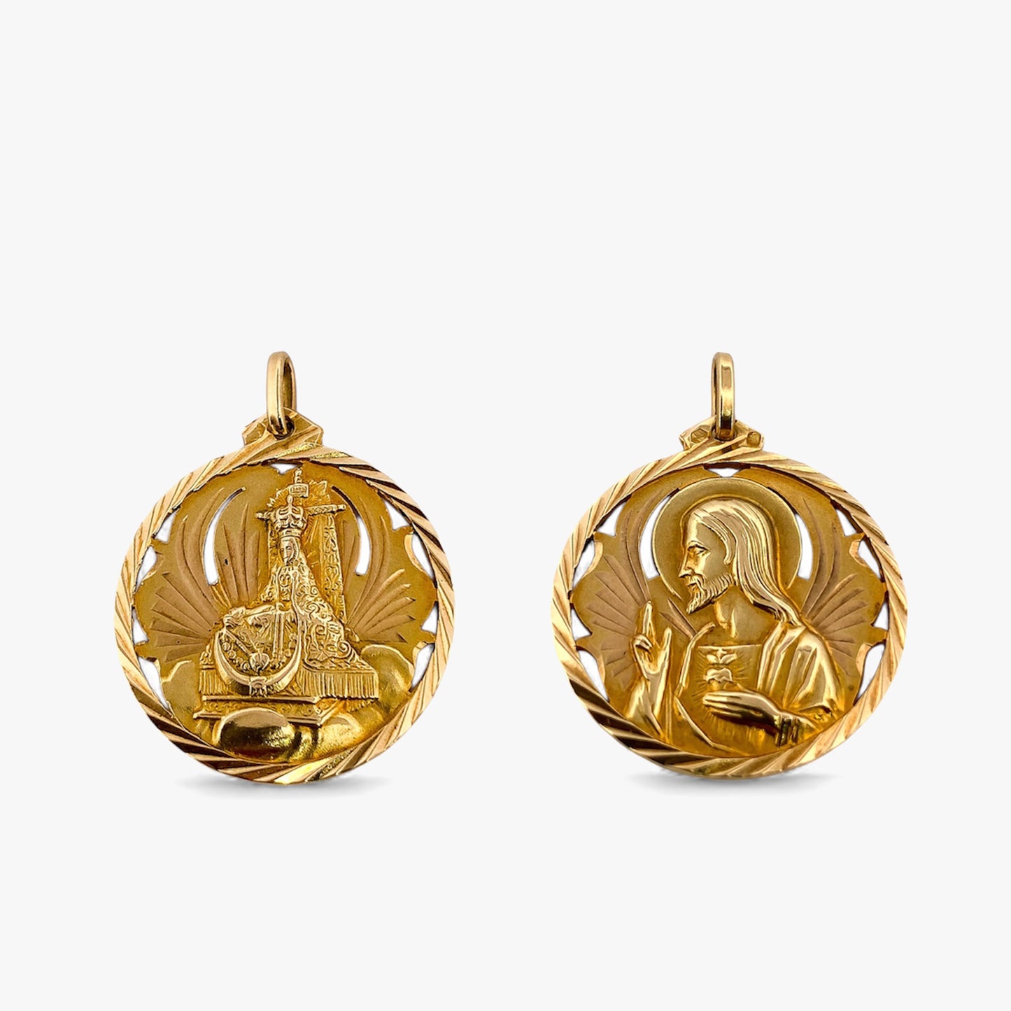 Colgante medalla realizado en oro amarillo de 18kt con grabado de el corazón de Jesús y de la virgen de las angustias. Joyas religiosas de oro al mejor precio.