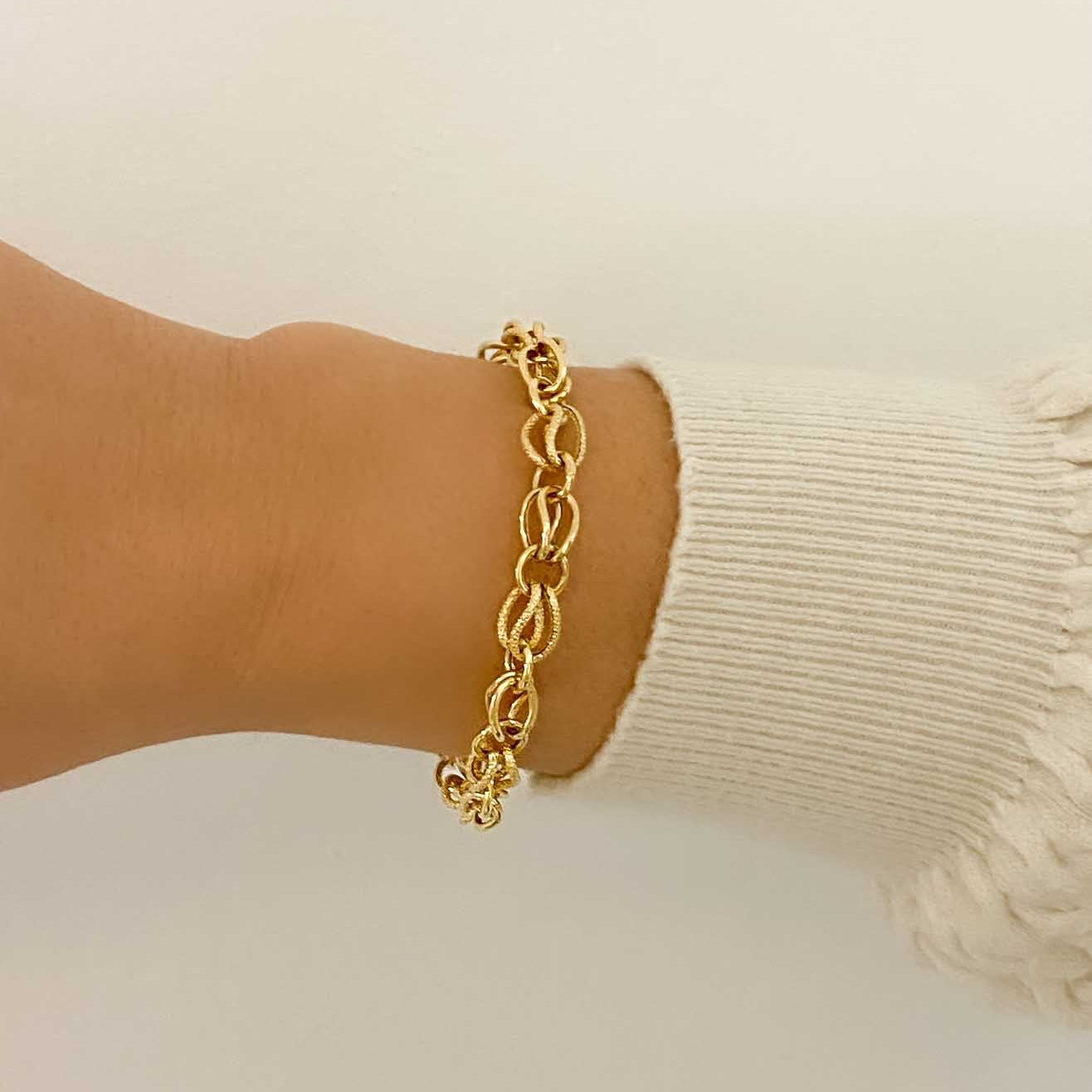 Pulsera de cadena con eslabones de doble vuelta realizada en oro amarillo de 18kt de 19cm de largo y cierre tipo mosquetón. Pulseras de oro baratas Barcelona.