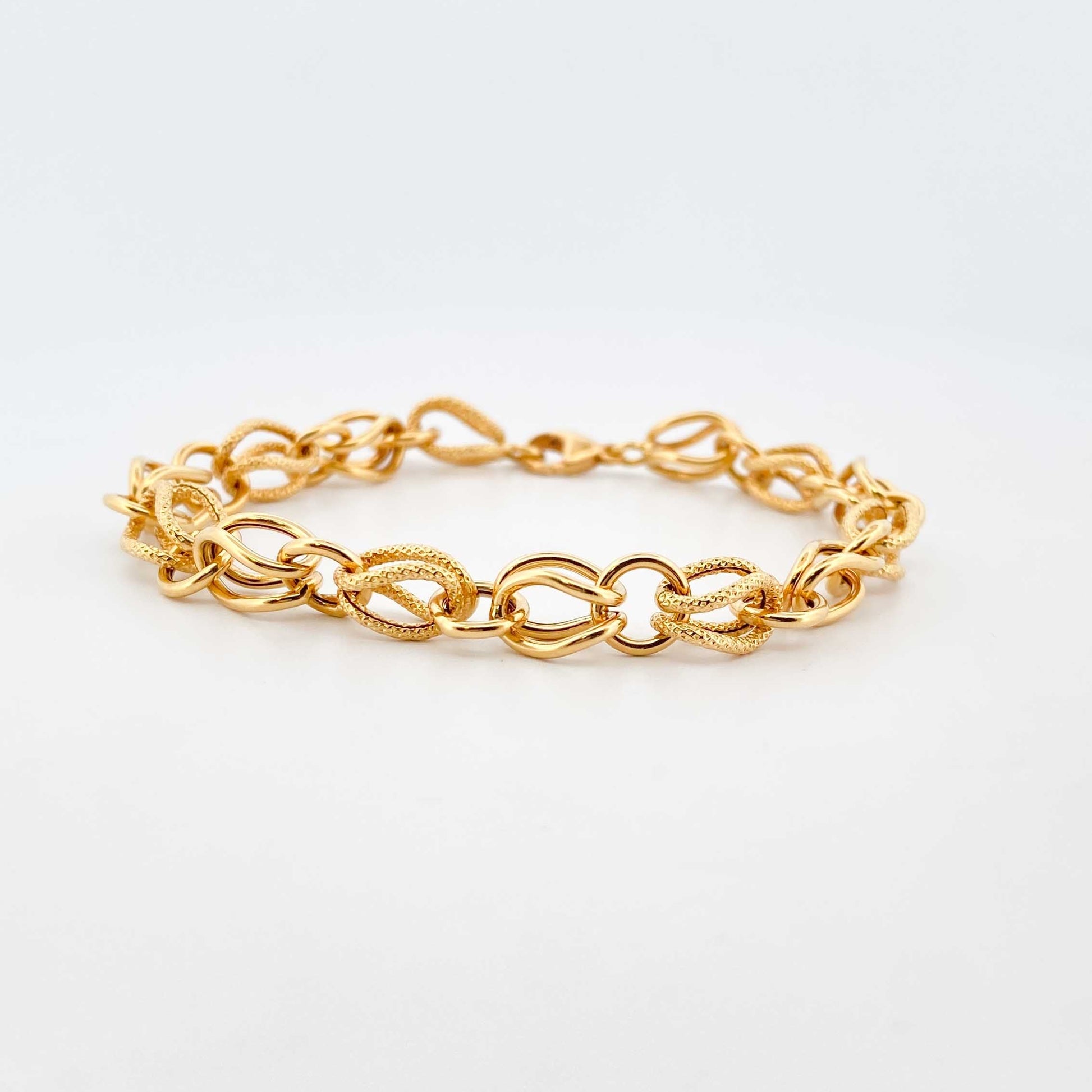 Pulsera de cadena con eslabones de doble vuelta realizada en oro amarillo de 18kt de 19cm de largo y cierre tipo mosquetón. Pulseras de oro baratas Barcelona.