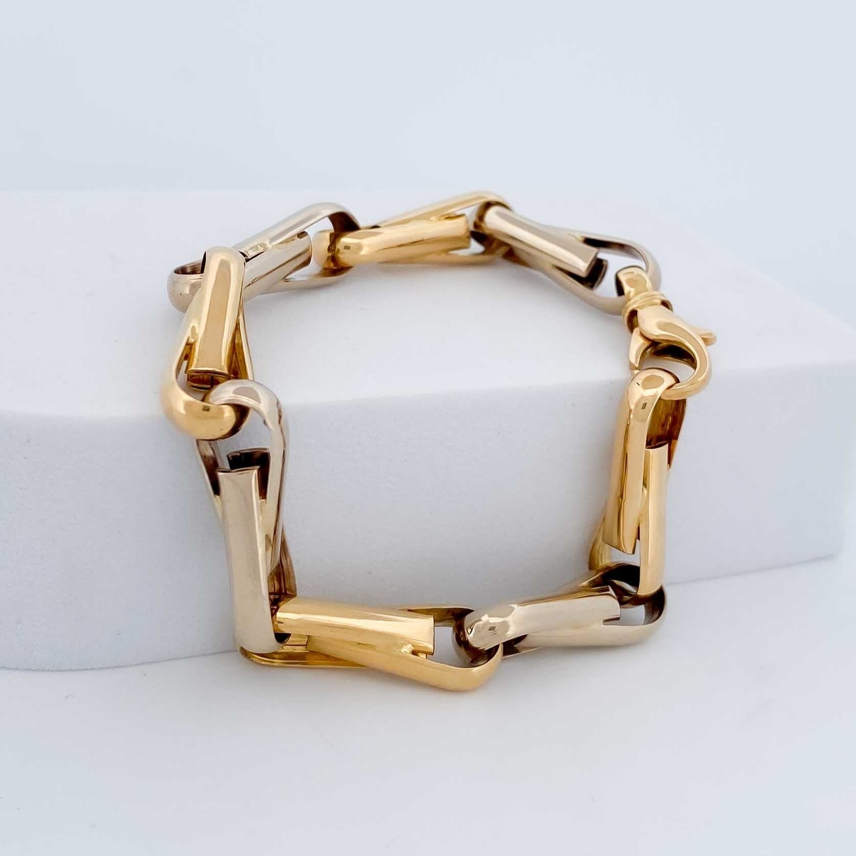 Pulsera de eslabones bicolor en oro blanco y amarillo de 18Kt de 19cm de largo y cierre tipo mosquetón. Pulseras de oro baratas Barcelona. Joyería Ian'Or.