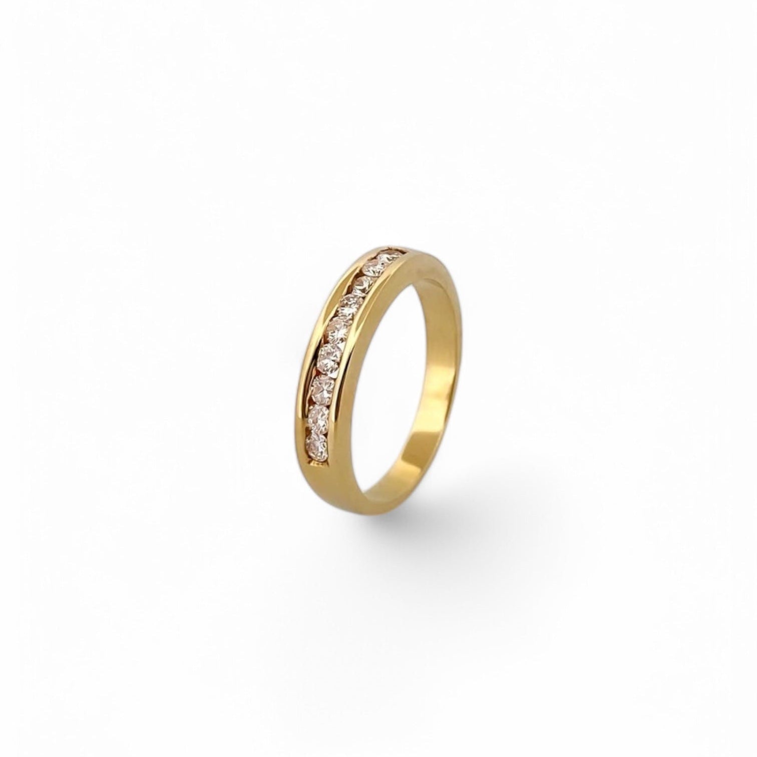 Media alianza realizada en oro amarillo de 18kt con carril de diamantes talla brillante. Joyas de segunda mano. Joyas con diamantes baratas. Envío gratis