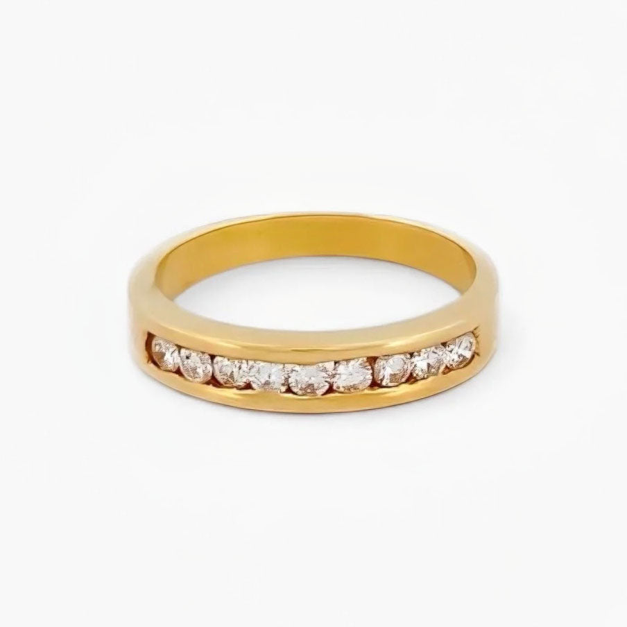 Comprar media alianza realizada en oro amarillo de 18kt con carril de diamantes talla brillante. Joyas segunda mano. Joyas con diamantes baratas. Envío gratis.