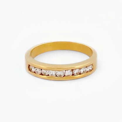 Comprar media alianza realizada en oro amarillo de 18kt con carril de diamantes talla brillante. Joyas segunda mano. Joyas con diamantes baratas. Envío gratis.