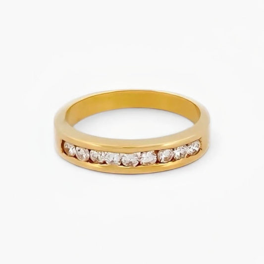 Comprar media alianza realizada en oro amarillo de 18kt con carril de diamantes talla brillante. Joyas segunda mano. Joyas con diamantes baratas. Envío gratis.