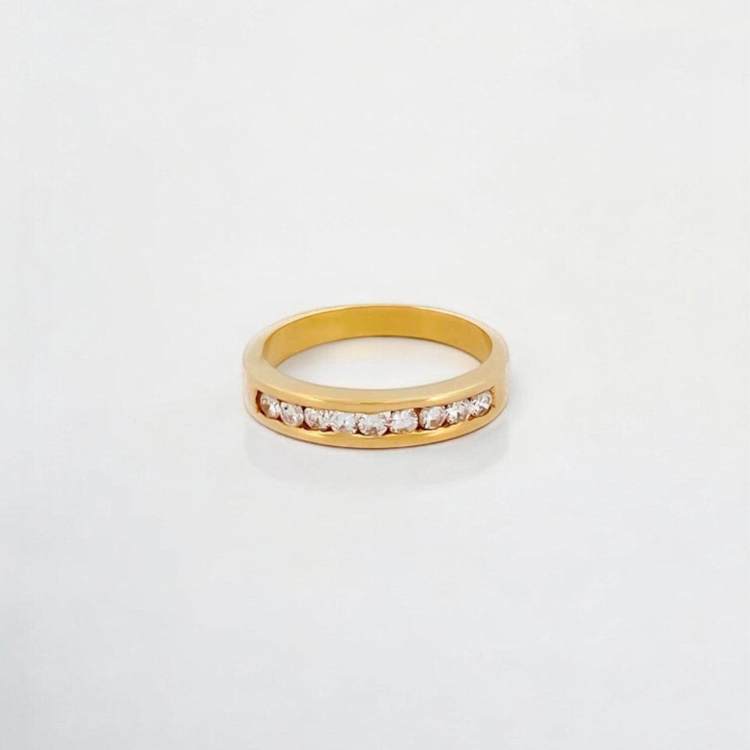 Media alianza realizada en oro amarillo de 18kt con carril de diamantes talla brillante. Joyas de segunda mano. Joyas con diamantes baratas. Envío gratis