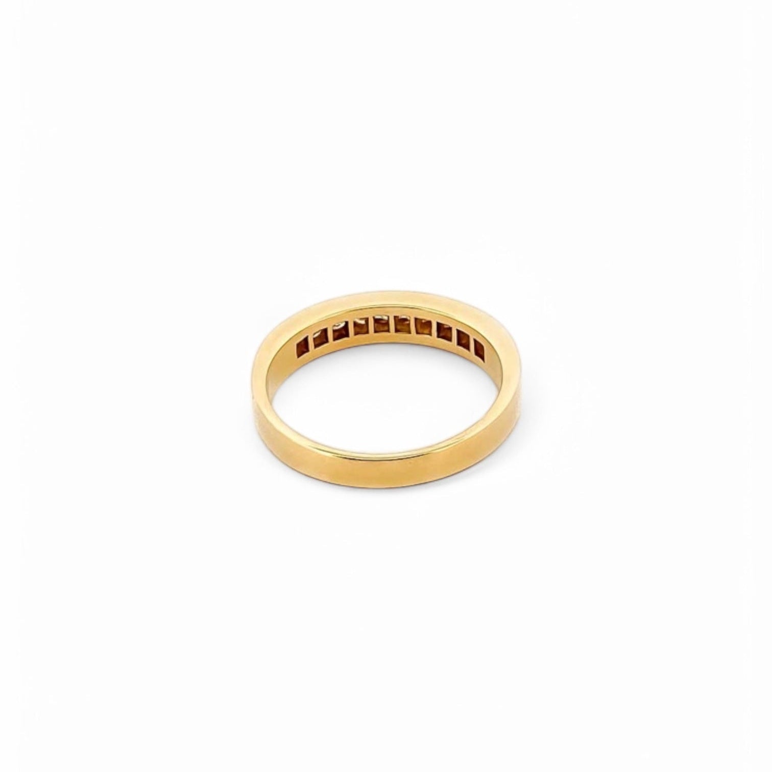 Media alianza realizada en oro amarillo de 18kt con carril de diamantes talla brillante. Joyas de segunda mano. Joyas con diamantes baratas. Envío gratis