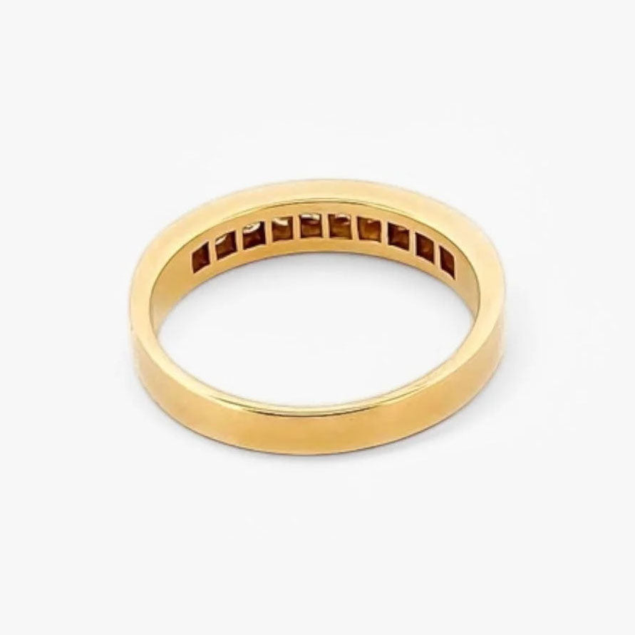 Comprar media alianza realizada en oro amarillo de 18kt con carril de diamantes talla brillante. Joyas segunda mano. Joyas con diamantes baratas. Envío gratis.