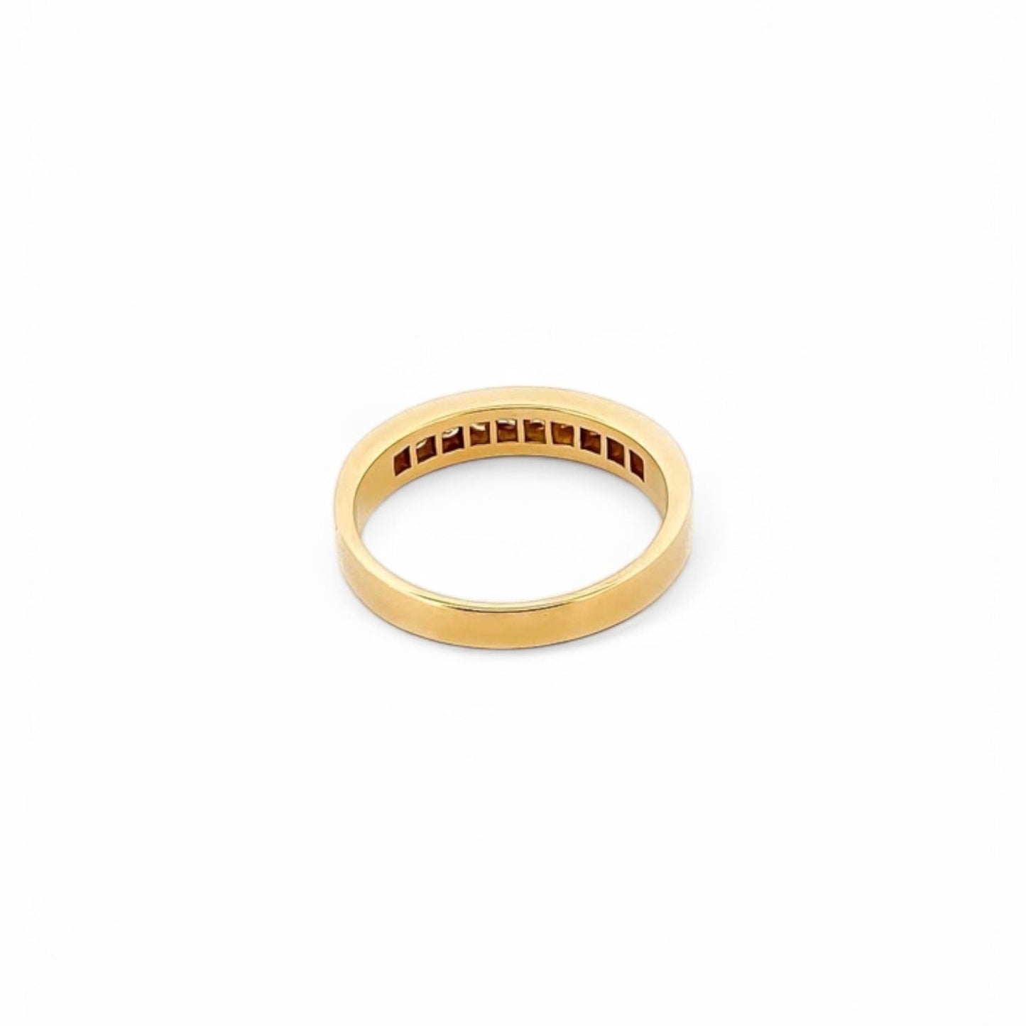 Media alianza realizada en oro amarillo de 18kt con carril de diamantes talla brillante. Joyas de segunda mano. Joyas con diamantes baratas. Envío gratis