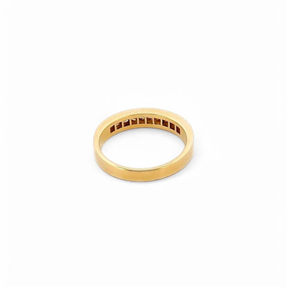 Media alianza realizada en oro amarillo de 18kt con carril de diamantes talla brillante. Joyas de segunda mano. Joyas con diamantes baratas. Envío gratis