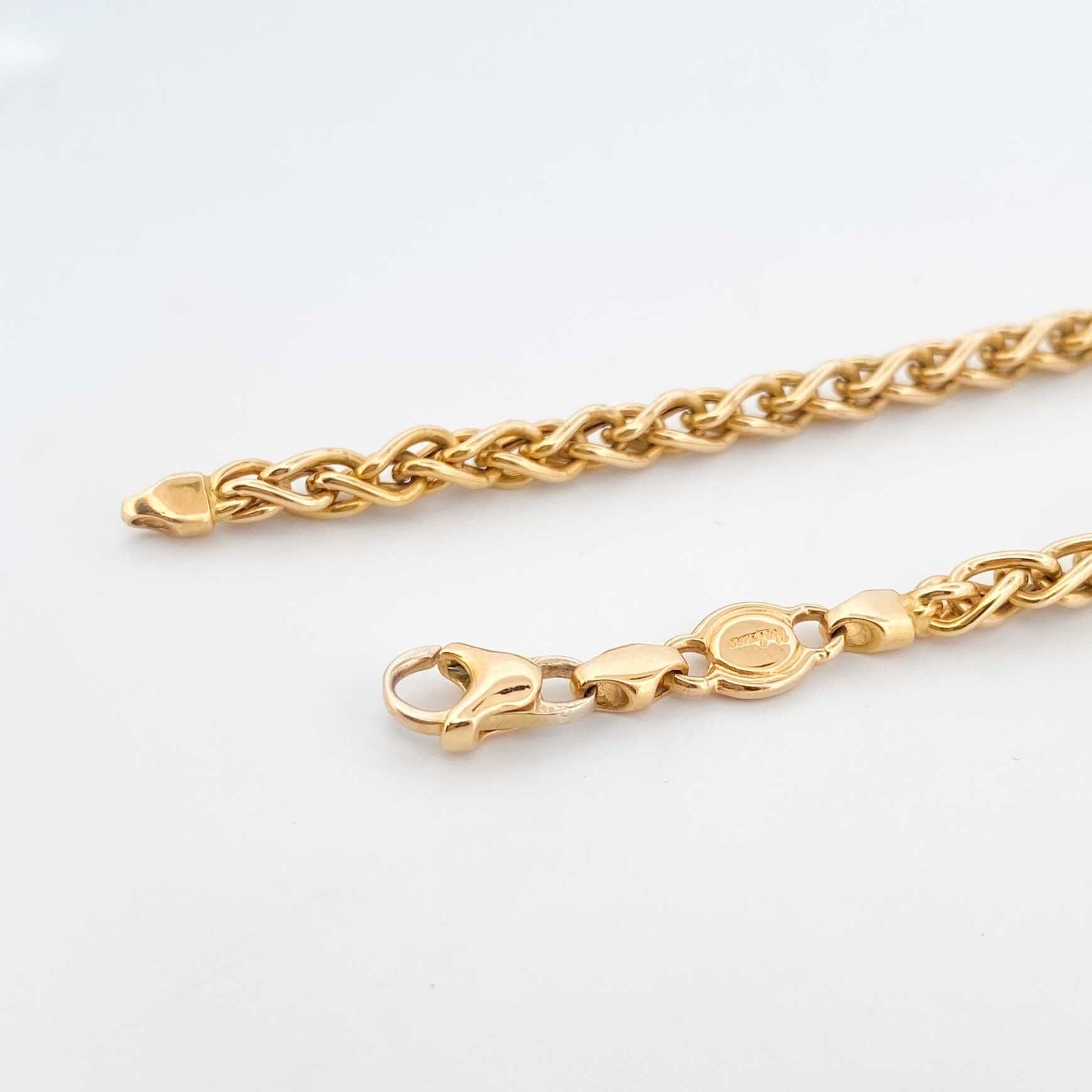 Cadena de oro amarillo de 18kt de cordón con eslabones palmera. La cadena mide 52,4cm de largo y 3,9mm de grosor y dispone de un cierre tipo mosquetón. Cadenas oro baratas