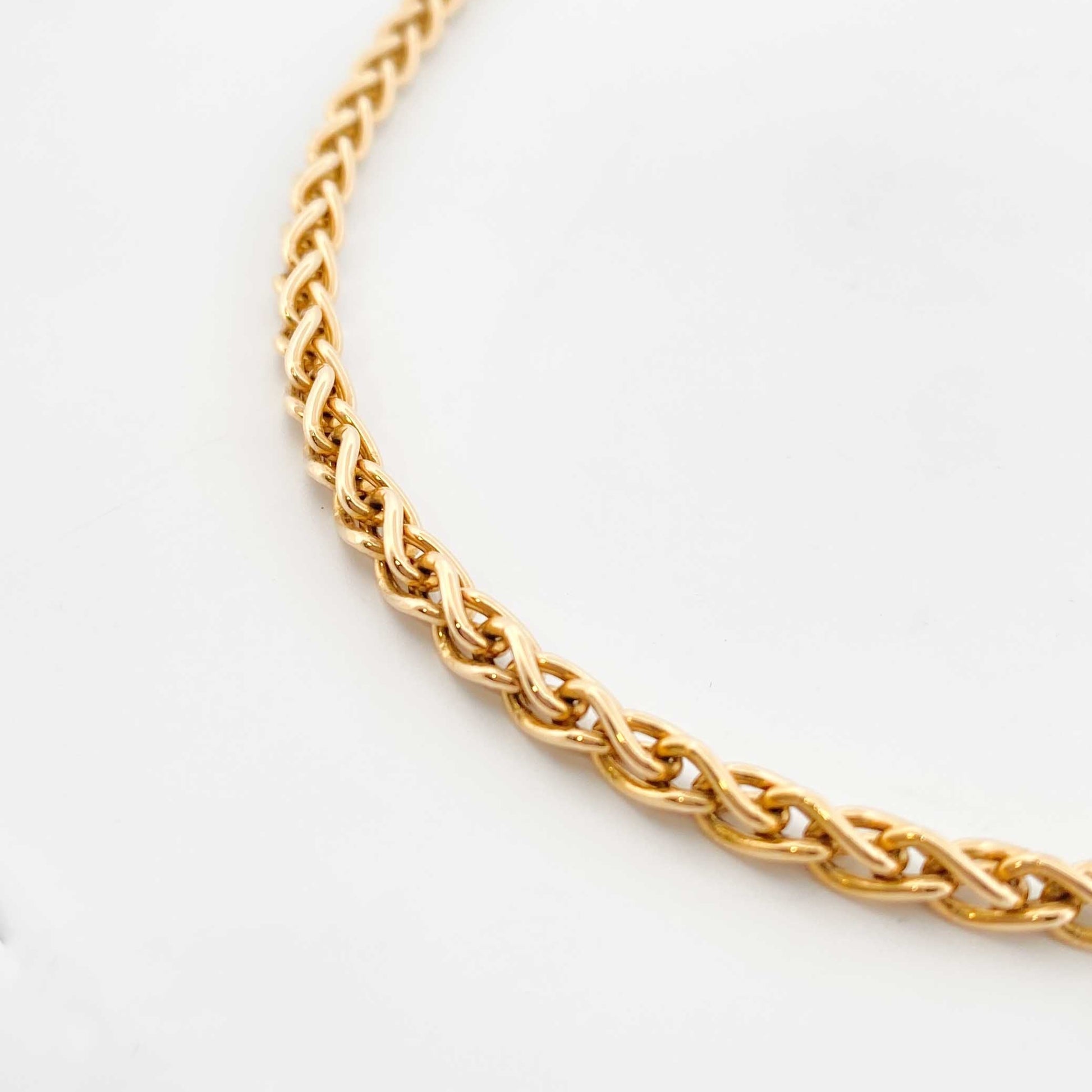 Cadena de oro amarillo de 18kt de cordón con eslabones palmera. La cadena mide 52,4cm de largo y 3,9mm de grosor y dispone de un cierre tipo mosquetón. Cadenas oro baratas