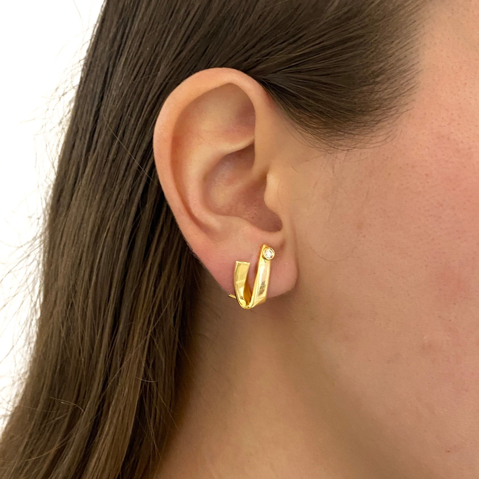 Pendientes de oro amarillo de 18kt en forma de "V" con dos diamantes. Pendientes con cierre tipo Omega. Pendientes de oro baratos Ian'Or. Envío gratis. 
