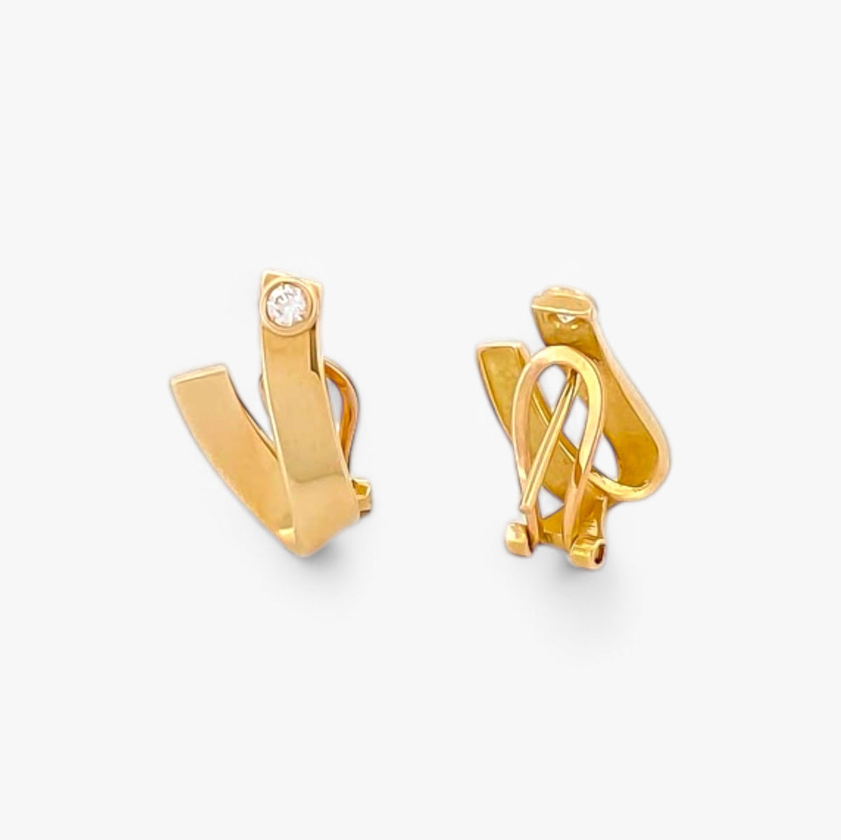 Comprar pendientes de oro amarillo de 18kt en forma de "V" con dos diamantes. Pendientes con cierre tipo Omega. Pendientes de oro baratos Ian'Or. Envío gratis. 