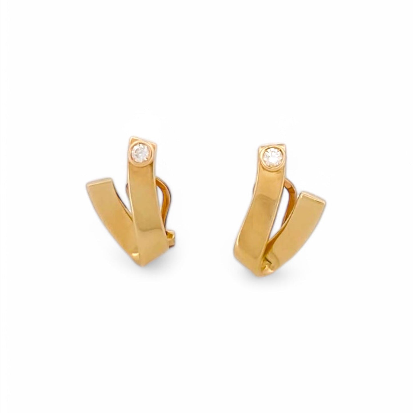 Comprar pendientes de oro amarillo de 18kt en forma de "V" con dos diamantes. Pendientes con cierre tipo Omega. Pendientes de oro baratos Ian'Or. Envío gratis. 