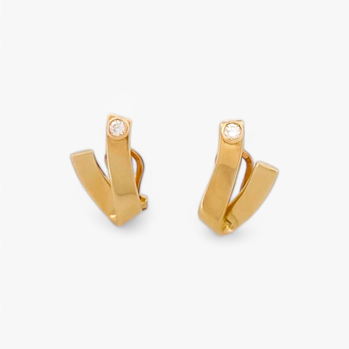 Comprar pendientes de oro amarillo de 18kt en forma de "V" con dos diamantes. Pendientes con cierre tipo Omega. Pendientes de oro baratos Ian'Or. Envío gratis. 