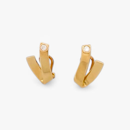 Comprar pendientes de oro amarillo de 18kt en forma de "V" con dos diamantes. Pendientes con cierre tipo Omega. Pendientes de oro baratos Ian'Or. Envío gratis. 