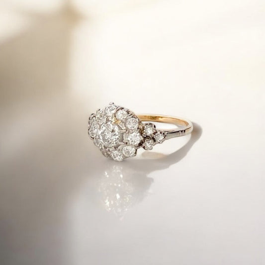 Comprar anillo vintage realizado en oro blanco de 18kt con rosetón de diamantes talla antigua. Joyas de segunda mano. Joyas vintage con diamantes. Ian'Or. 
