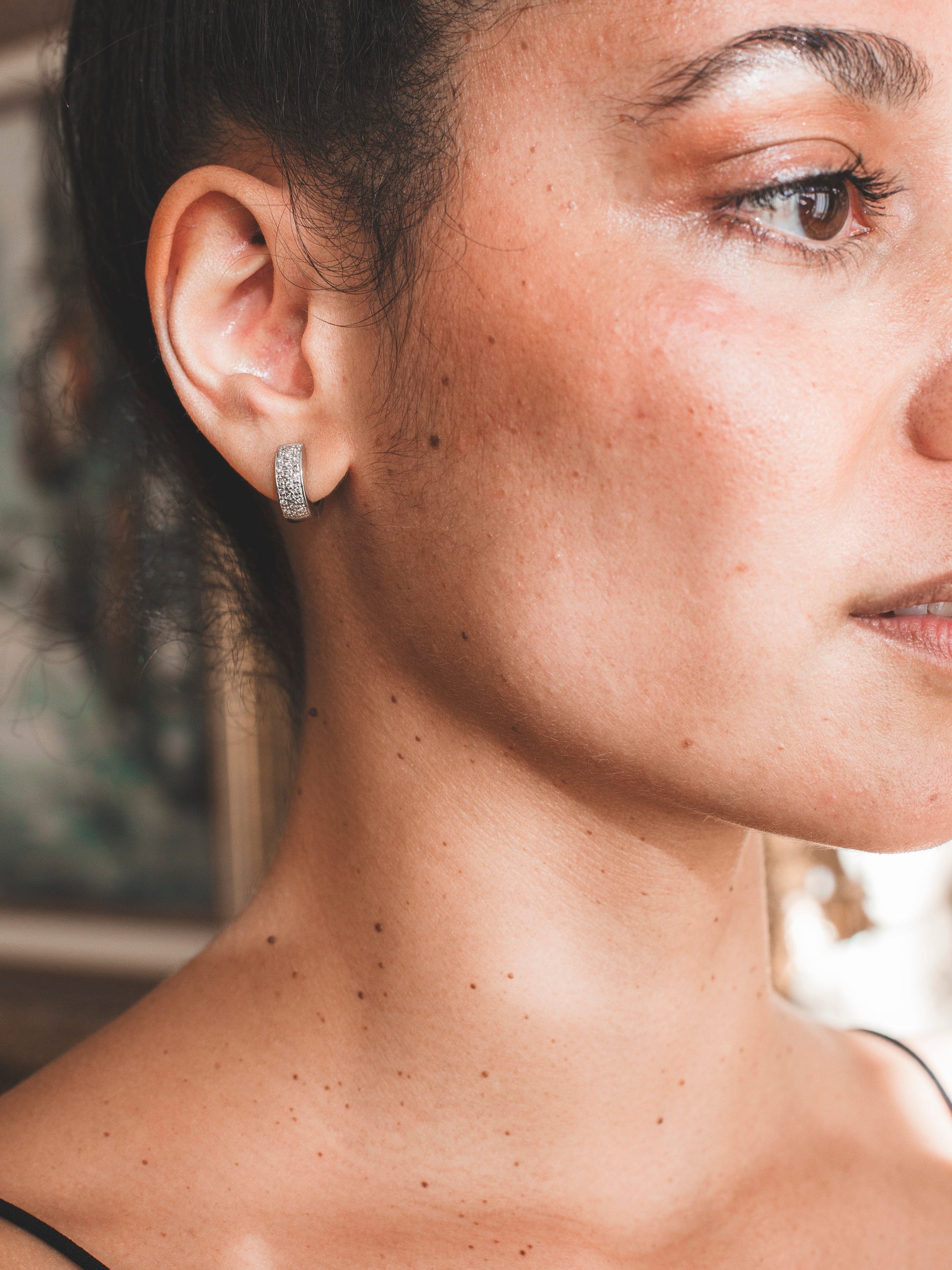 Comprar criollas de oro blanco de 18kt con pavé de 21 diamantes talla brillante en cada pendiente. Estos preciosos pendientes tienen una medida de 13mm de alto y 13mm.