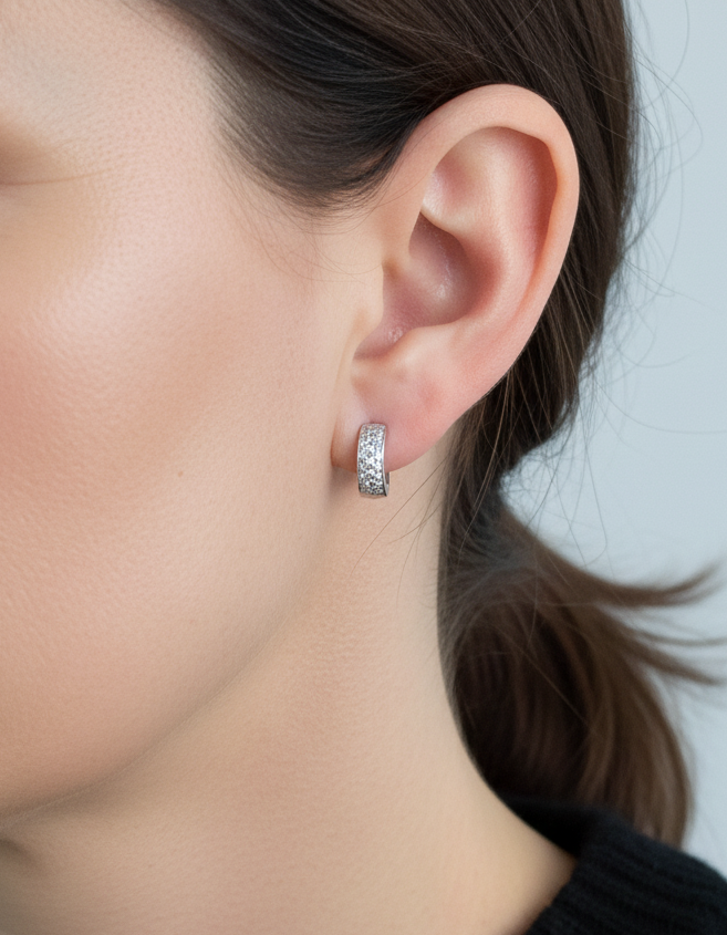 Comprar criollas de oro blanco de 18kt con pavé de 21 diamantes talla brillante en cada pendiente. Estos preciosos pendientes tienen una medida de 13mm de alto y 13mm. 