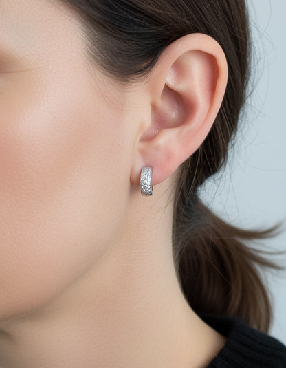 Comprar criollas de oro blanco de 18kt con pavé de 21 diamantes talla brillante en cada pendiente. Estos preciosos pendientes tienen una medida de 13mm de alto y 13mm. 