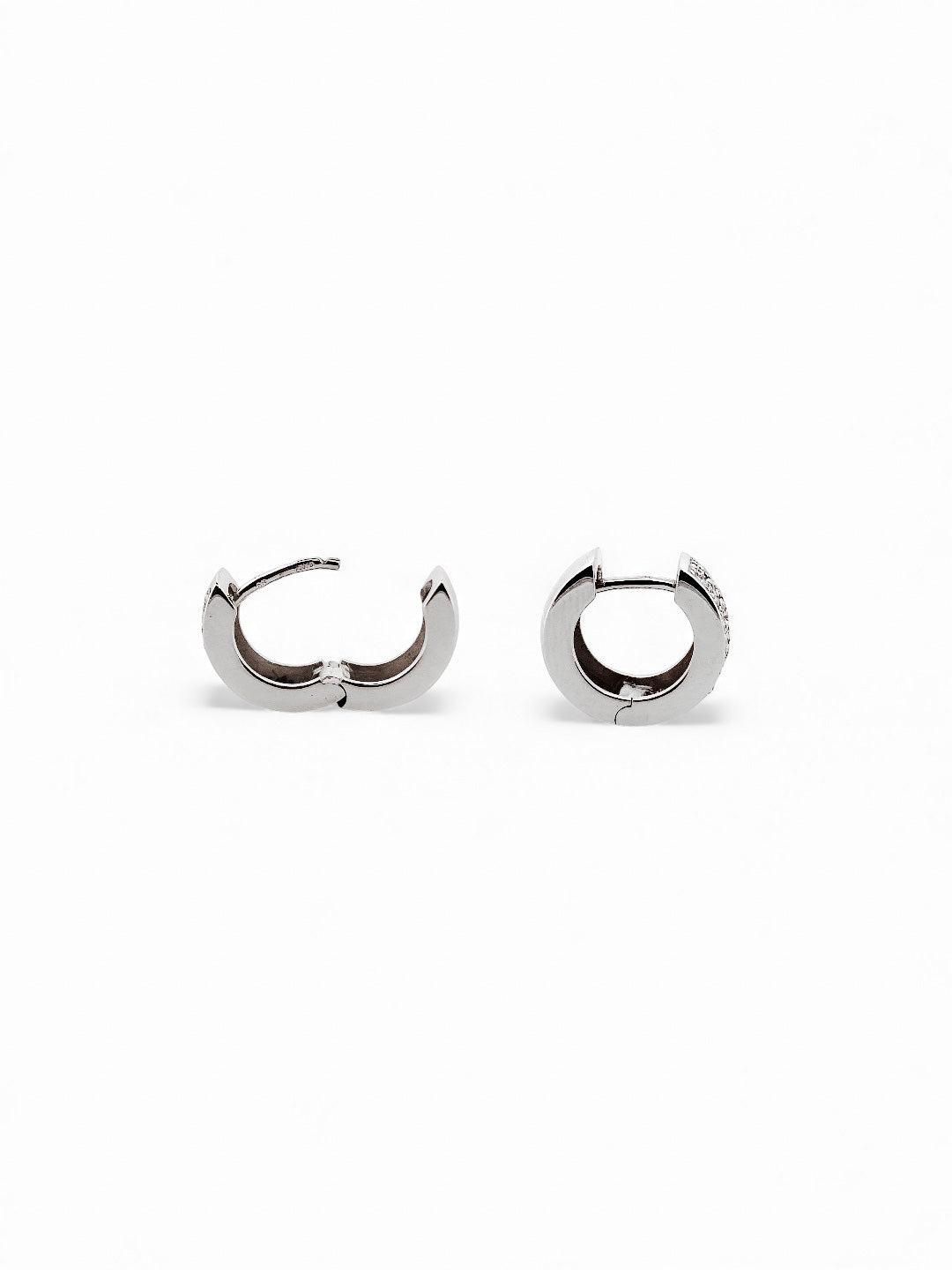Comprar criollas de oro blanco de 18kt con pavé de 21 diamantes talla brillante en cada pendiente. Estos preciosos pendientes tienen una medida de 13mm de alto y 13mm.