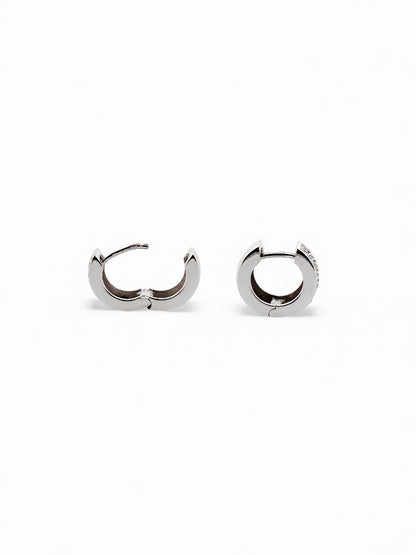 Comprar criollas de oro blanco de 18kt con pavé de 21 diamantes talla brillante en cada pendiente. Estos preciosos pendientes tienen una medida de 13mm de alto y 13mm.
