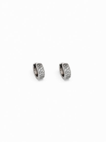 Comprar criollas de oro blanco de 18kt con pavé de 21 diamantes talla brillante en cada pendiente. Estos preciosos pendientes tienen una medida de 13mm de alto y 13mm. 