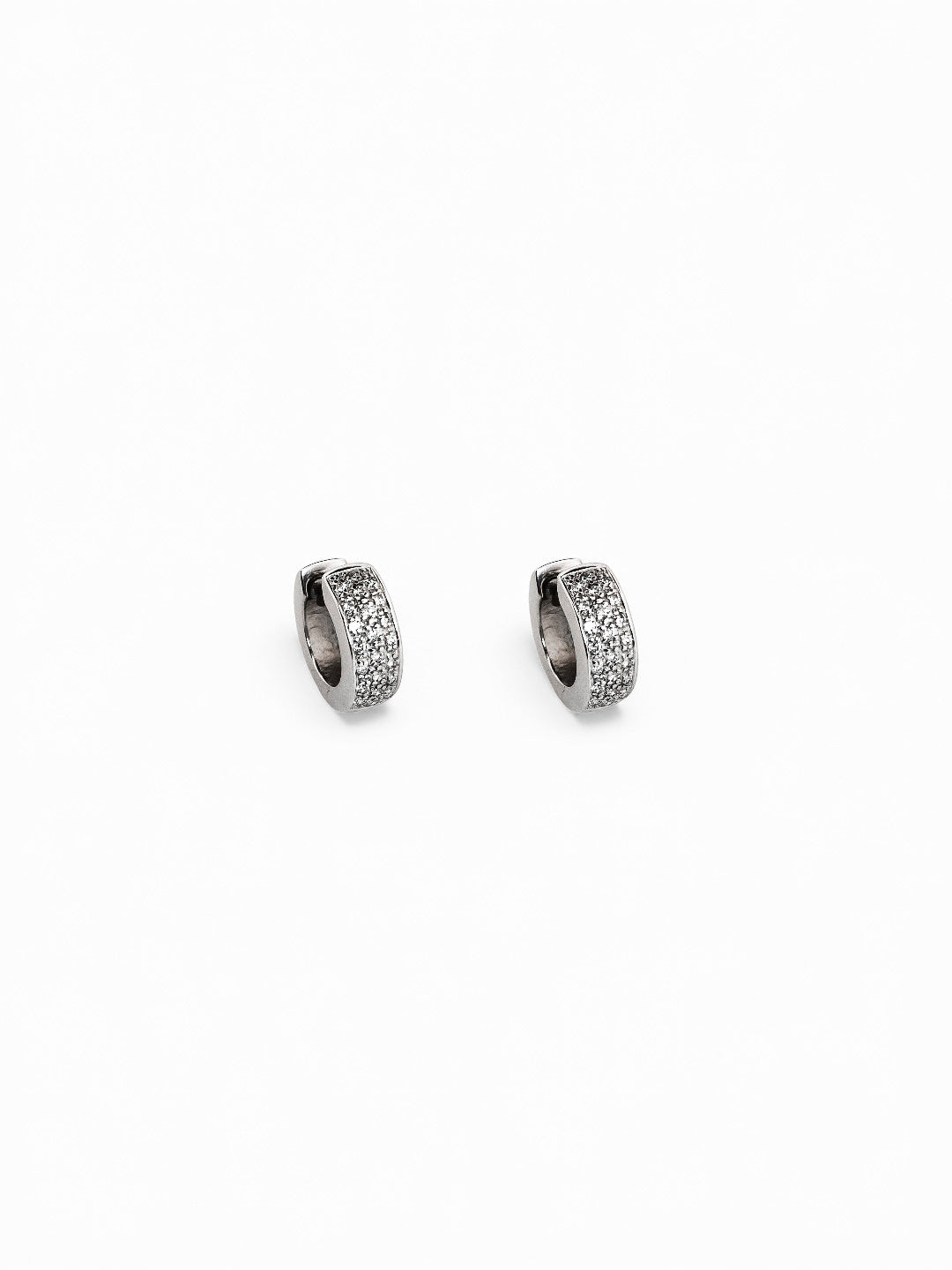 Comprar criollas de oro blanco de 18kt con pavé de 21 diamantes talla brillante en cada pendiente. Estos preciosos pendientes tienen una medida de 13mm de alto y 13mm.