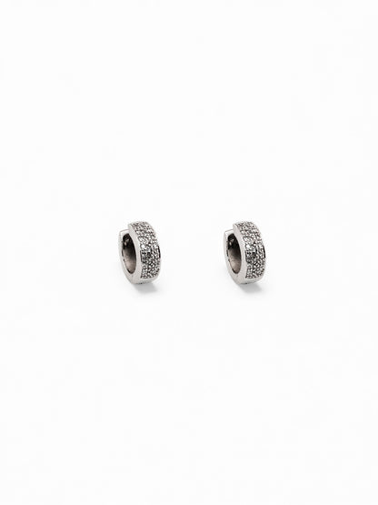 Comprar criollas de oro blanco de 18kt con pavé de 21 diamantes talla brillante en cada pendiente. Estos preciosos pendientes tienen una medida de 13mm de alto y 13mm. 