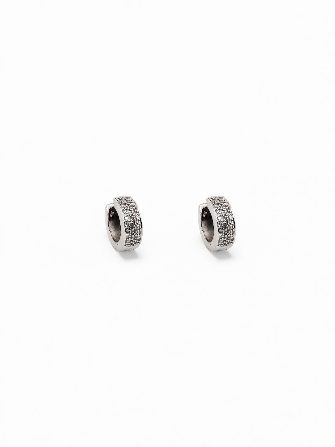 Comprar criollas de oro blanco de 18kt con pavé de 21 diamantes talla brillante en cada pendiente. Estos preciosos pendientes tienen una medida de 13mm de alto y 13mm.