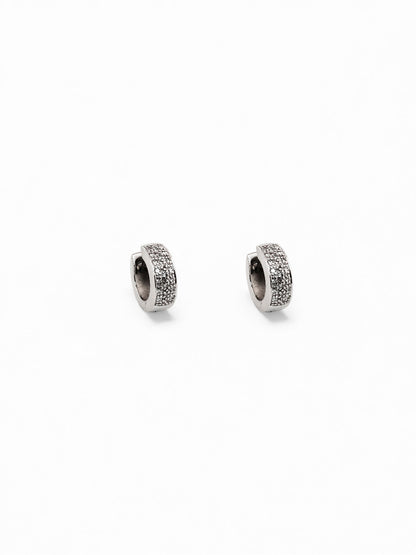 Comprar criollas de oro blanco de 18kt con pavé de 21 diamantes talla brillante en cada pendiente. Estos preciosos pendientes tienen una medida de 13mm de alto y 13mm.