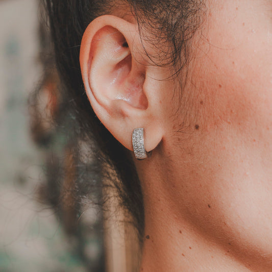 Comprar criollas de oro blanco de 18kt con pavé de 21 diamantes talla brillante en cada pendiente. Estos preciosos pendientes tienen una medida de 13mm de alto y 13mm.