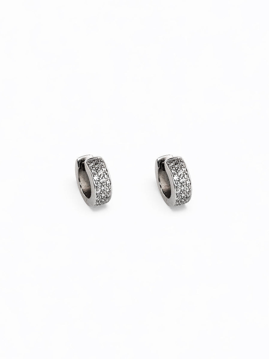 Comprar criollas de oro blanco de 18kt con pavé de 21 diamantes talla brillante en cada pendiente. Estos preciosos pendientes tienen una medida de 13mm de alto y 13mm. 