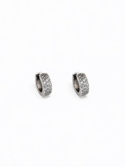 Comprar criollas de oro blanco de 18kt con pavé de 21 diamantes talla brillante en cada pendiente. Estos preciosos pendientes tienen una medida de 13mm de alto y 13mm. 