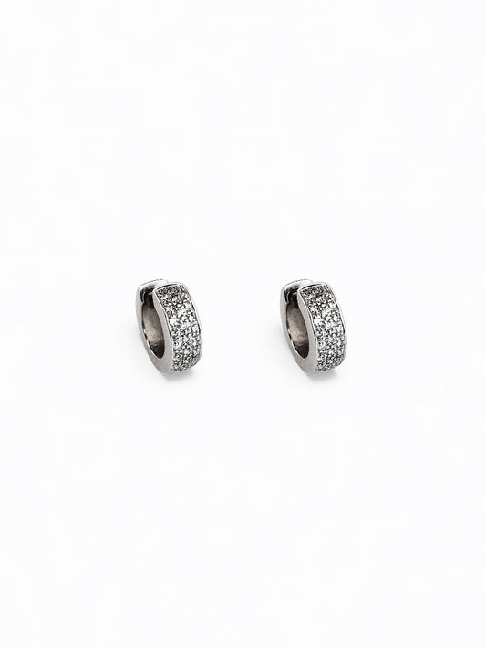 Comprar criollas de oro blanco de 18kt con pavé de 21 diamantes talla brillante en cada pendiente. Estos preciosos pendientes tienen una medida de 13mm de alto y 13mm. 
