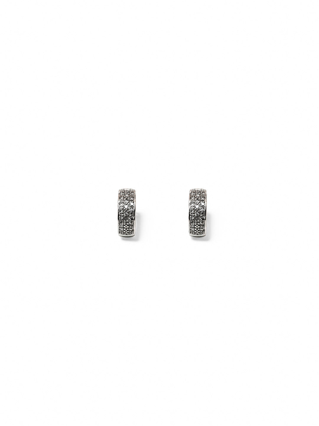 Comprar criollas de oro blanco de 18kt con pavé de 21 diamantes talla brillante en cada pendiente. Estos preciosos pendientes tienen una medida de 13mm de alto y 13mm.