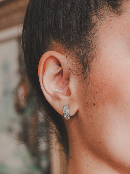 Comprar criollas de oro blanco de 18kt con pavé de 21 diamantes talla brillante en cada pendiente. Estos preciosos pendientes tienen una medida de 13mm de alto y 13mm. 