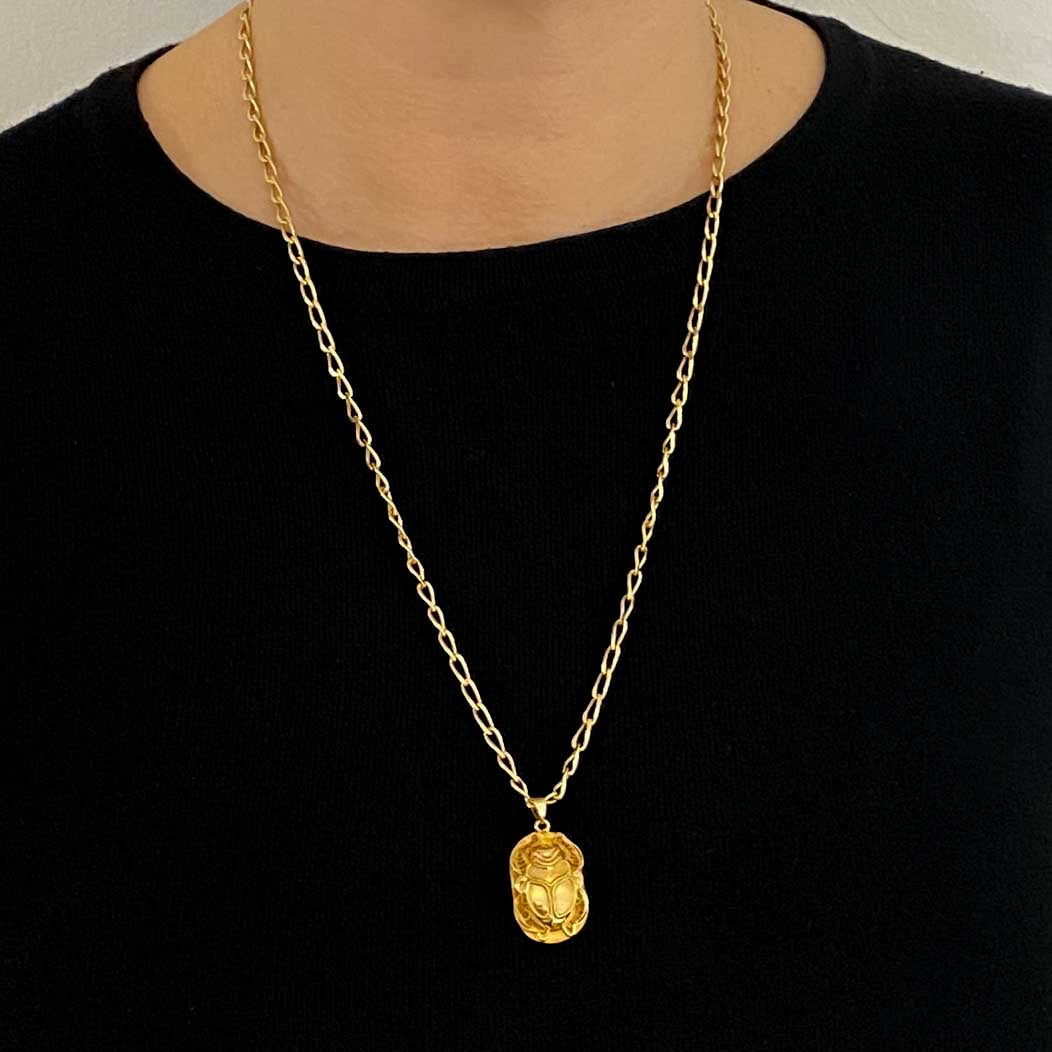 Comprar colgante en forma de escarabajo realizado en oro amarillo de 18kt. Joyas de segunda mano. Joyas restauradas. Joyería Ian'Or. Envío gratis.