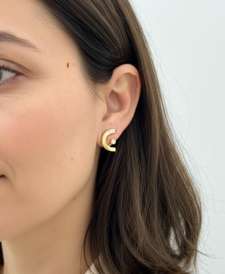 Comprar pendientes de oro amarillo de 18kt y con 4 diamantes en cada pendiente, con cierre omega. Joyería compro oro en Barcelona y Mataró, dónde vender oro al mejor precio.