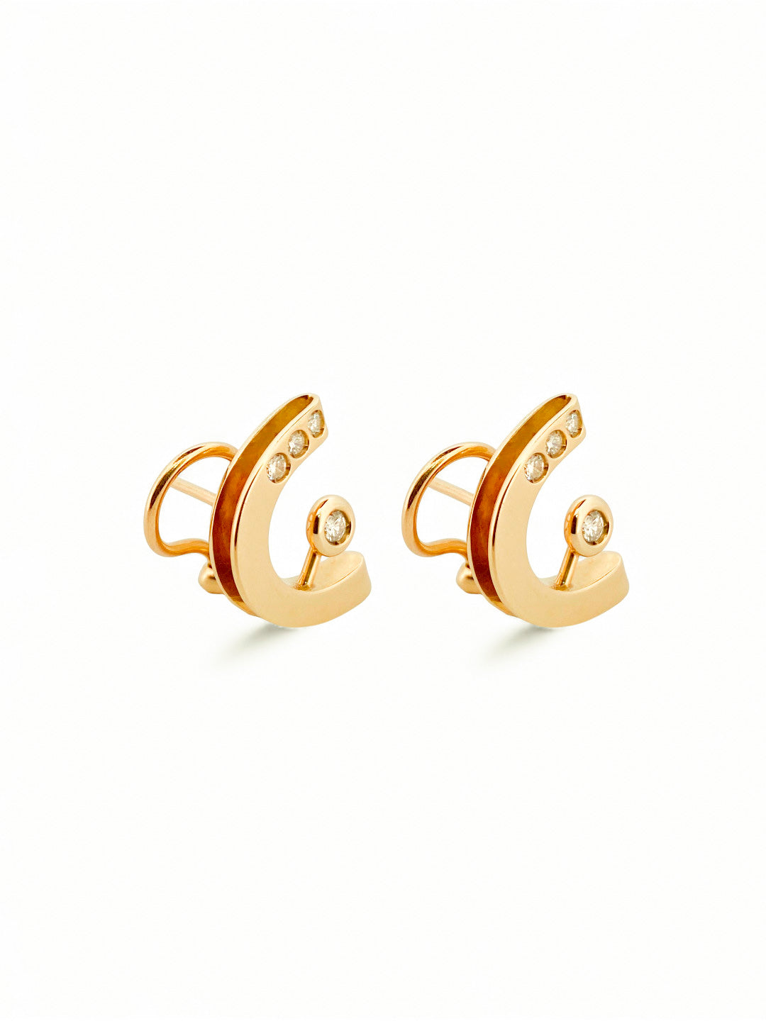 Comprar pendientes de oro amarillo de 18kt y con 4 diamantes en cada pendiente, con cierre omega. Joyería compro oro en Barcelona y Mataró, dónde vender oro al mejor precio.