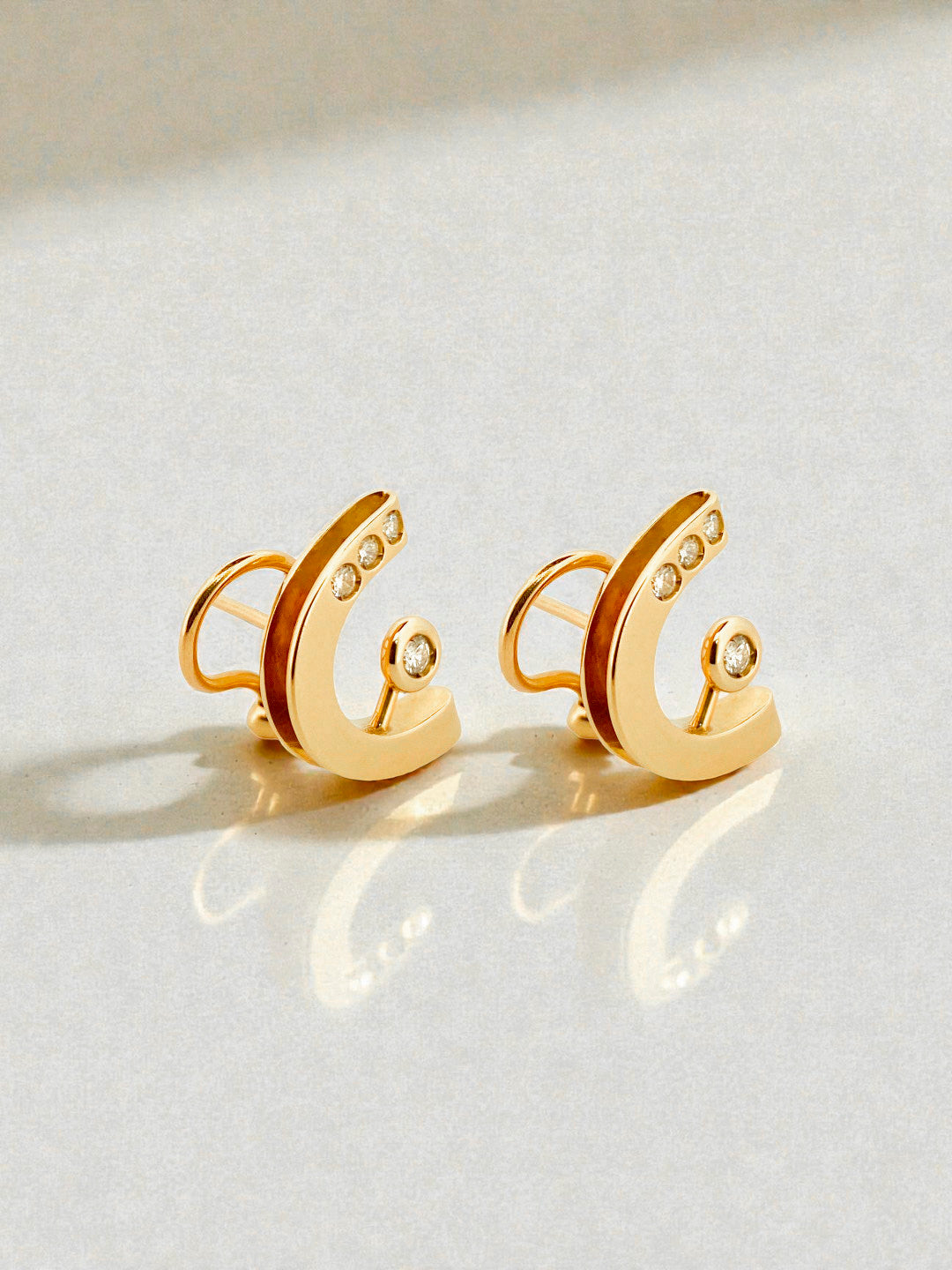 Comprar pendientes de oro amarillo de 18kt y con 4 diamantes en cada pendiente, con cierre omega. Joyería compro oro en Barcelona y Mataró, dónde vender oro al mejor precio.