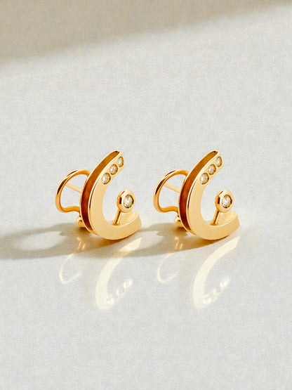 Comprar pendientes de oro amarillo de 18kt y con 4 diamantes en cada pendiente, con cierre omega. Joyería compro oro en Barcelona y Mataró, dónde vender oro al mejor precio.